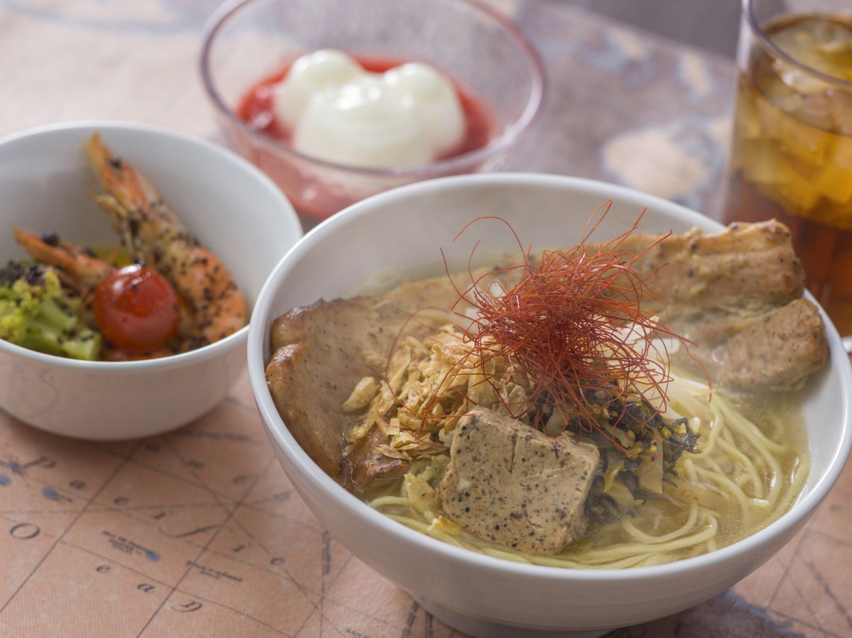 ヴォルケイニアセット1980円［ミステリアスアイランド/ヴォルケイニア・レストラン］ スパイシーポーク麺、海老のガーリックオイルマリネ、杏仁豆腐、ソフトドリンクのチョイス