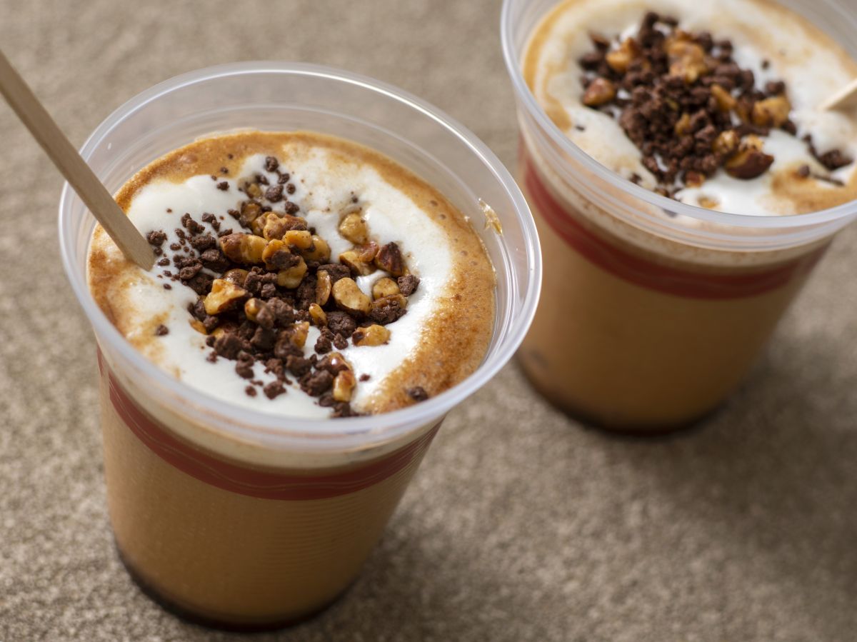 チャイ風味のホットラムカクテル（ナッツ＆チョコトッピング）780円［アメリカンウォーターフロント/ハドソンリバーハーベスト］