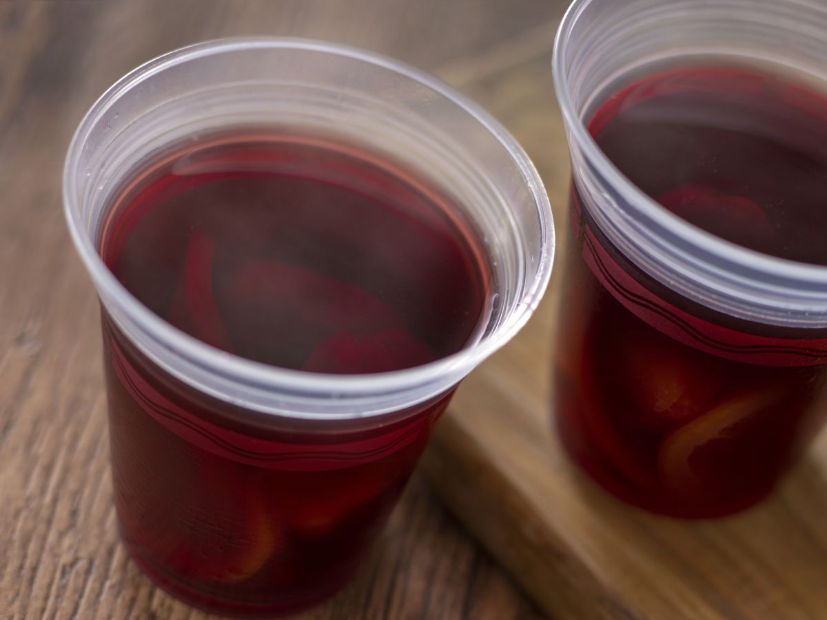 ホットワイン（赤）780円［アメリカンウォーターフロント/ニューヨーク・デリ、ミステリアスアイランド/ノーチラスギャレー］