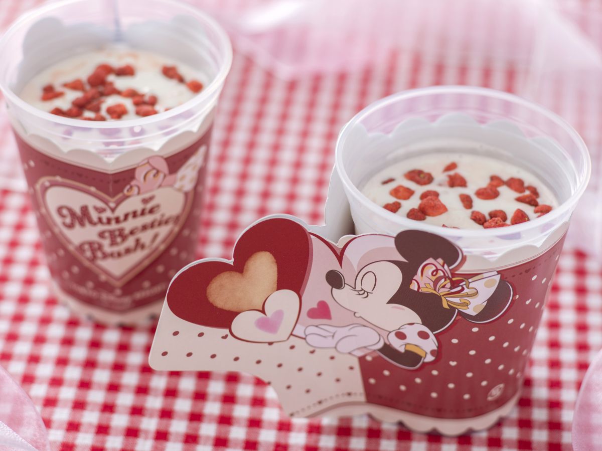 ホットストロベリードリンク（チーズホイップトッピング）600円［メディテレーニアンハーバー/ザンビーニ・ブラザーズ・リストランテ］