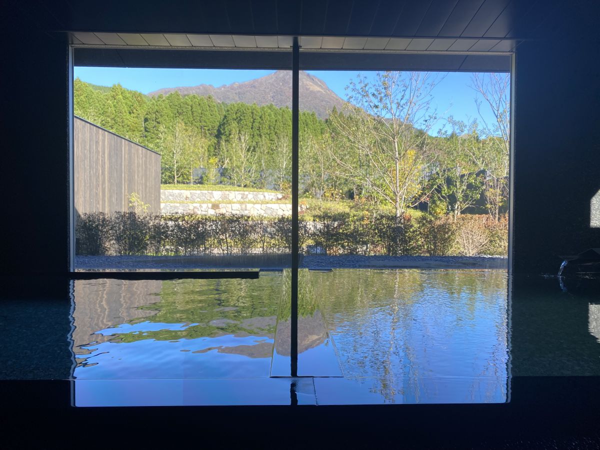 内湯(左が「あつ湯」、奥が「ぬる湯」)