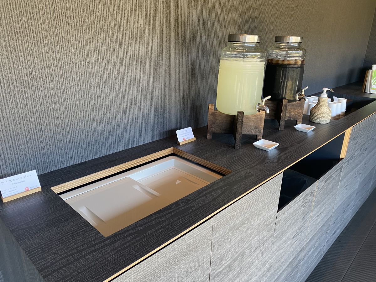 「かぼす蜜」(手前)、「はだか麦茶ペパーミントブレンド」(奥)