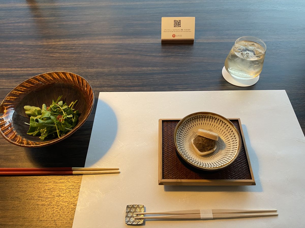 「猪と椎茸の最中パテ」(右)と付け合わせのヤソゼリ(左)