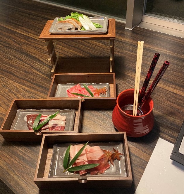 手前から猪肉、鹿肉、穴熊肉、牛のお肉