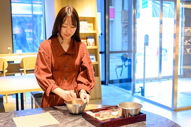 「生らくがん作り体験」は毎日15時30分～16時の開催。料金は1名1000円。定員8名で、前日17時までに公式サイトより要予約