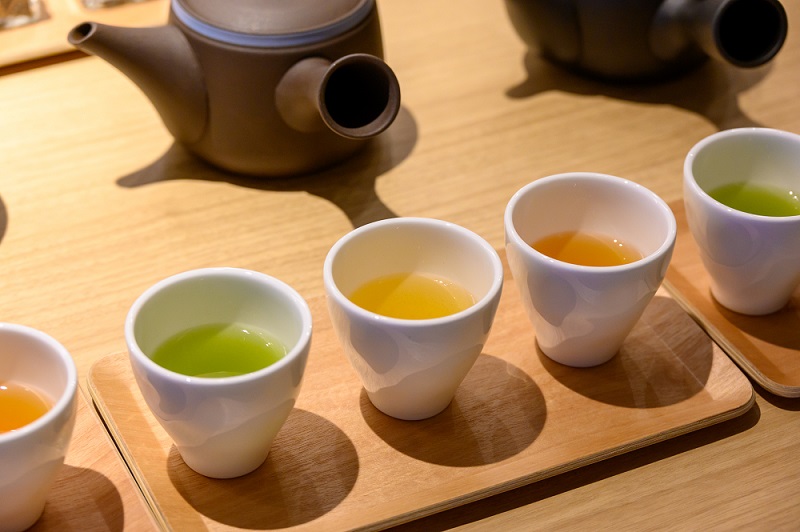 「いいじな棒茶の飲み比べ体験」の開催時間は季節によって異なるため詳細は公式サイトをチェック。料金は無料。定員10名で、参加希望の場合は開催時間にOMOベースに集合（予約不要、定員に達し次第受付終了）