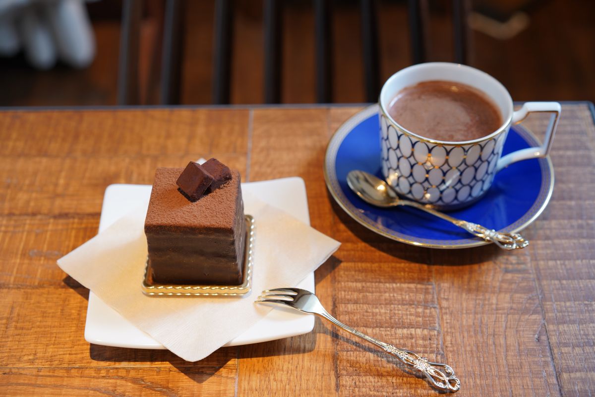 「石畳ショコラ」480円、「ホットチョコレートドリンク ビターカカオ」700円