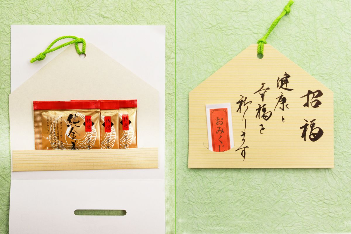 左の絵馬型の台紙を裏返すと、右になります