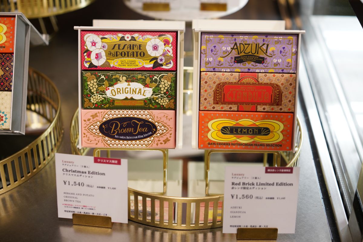 クリスマス限定の「クリスマスエディション」1540円、「赤レンガ限定エディション」1560円