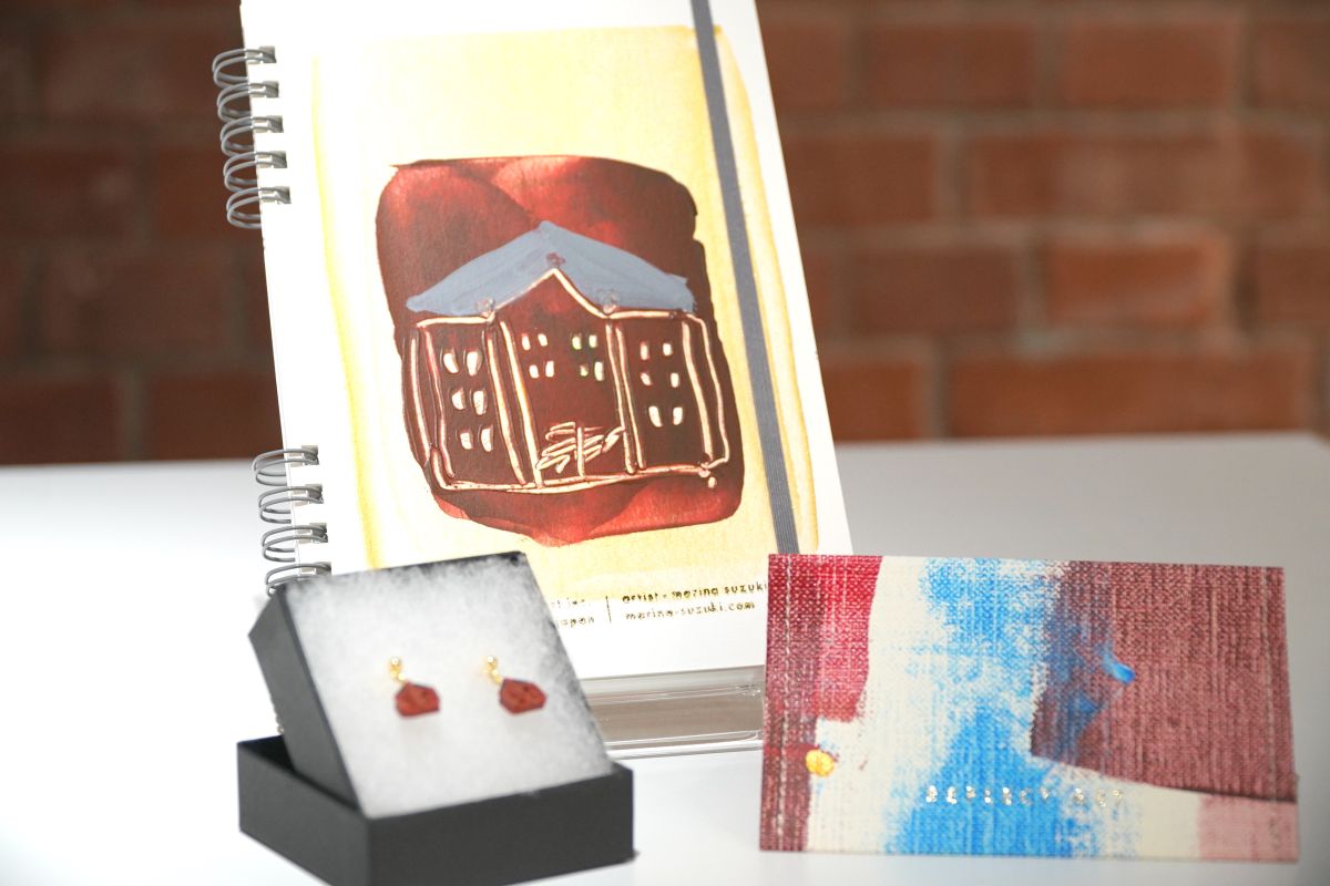 奥「手描きのノート」2200円、右手前「手描きのカードケース」2750円、左手前「赤レンガピアス」1980円