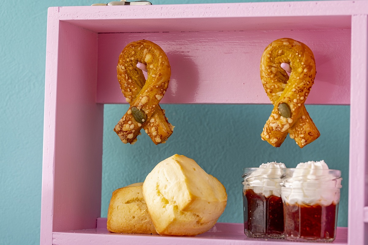 （上）かぼちゃとチーズのグリッシーニ、（下）プレーンスコーン いちごジャム＆サワークリーム