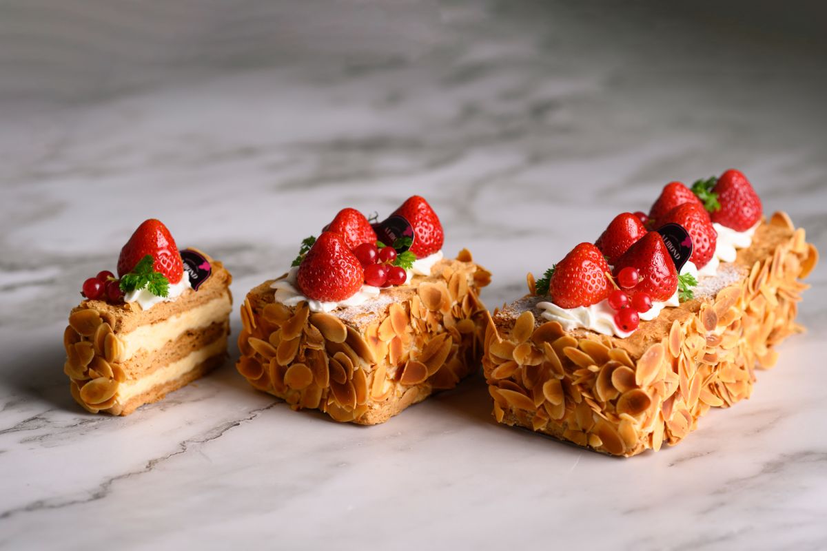 ナポレオンパイ1個 626円（ハーフ・1本売りもあり）