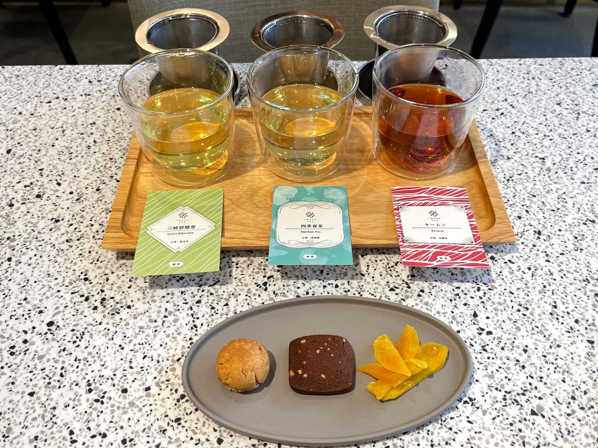 アジアンティー飲み比べ 1500円（三峡碧螺春、四季春茶、キームン、3種の茶菓子）