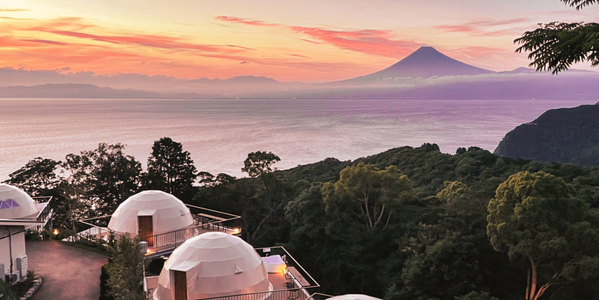 【静岡】「西伊豆 天空テラス」で絶景グランピング!海に臨む断崖から夕陽に染まる富士山と駿河湾の眺望を楽しむ
