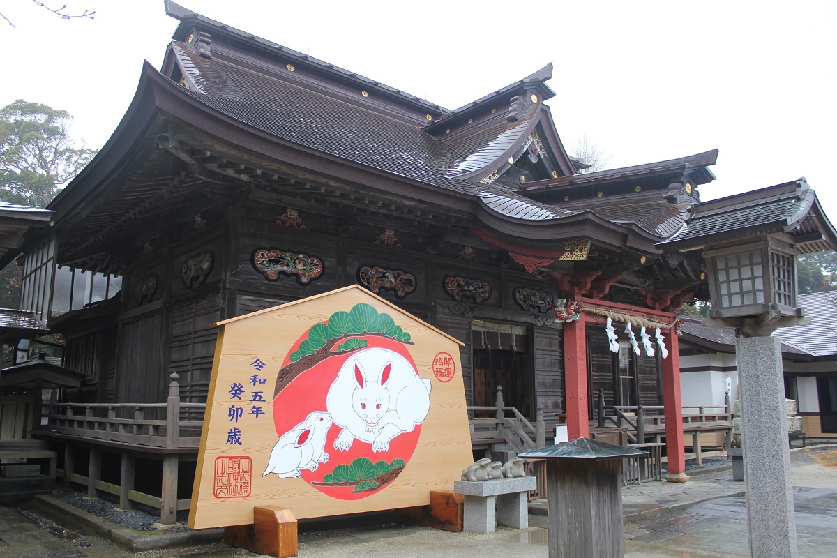 鮮やかな透かし彫りのある拝殿。水戸藩二代藩主徳川光圀公の命で造営が始まった本殿・拝殿・随神門は江戸時代初期の建築様式を伝え、県の文化財に指定