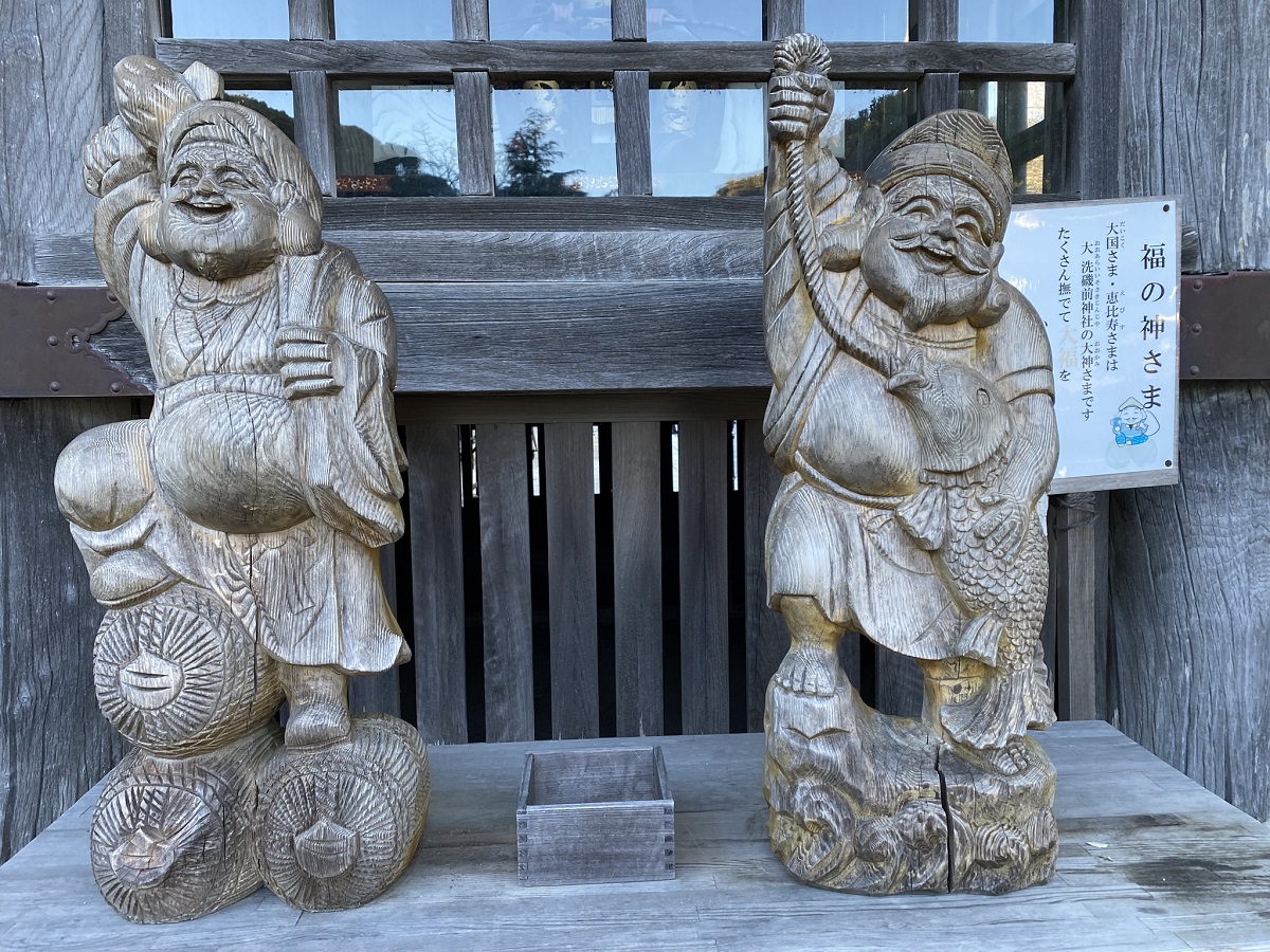 撫でてご利益。拝殿前のカエルと随神門前の福の神