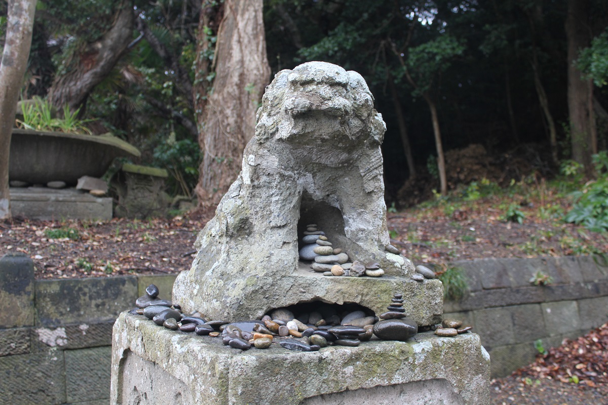 長年の風雨に耐えてこんなにカッコよくなった狛犬を発見！