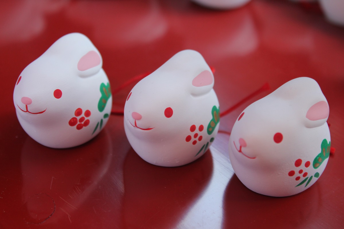 卯年らしいかわいいウサギの形のおみくじも