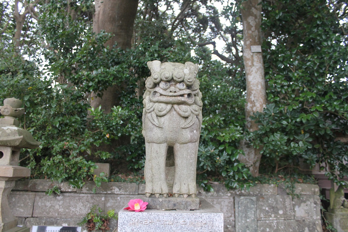 どこかアニメっぽいかわいい狛犬発見。ツバキがおしゃれ♡