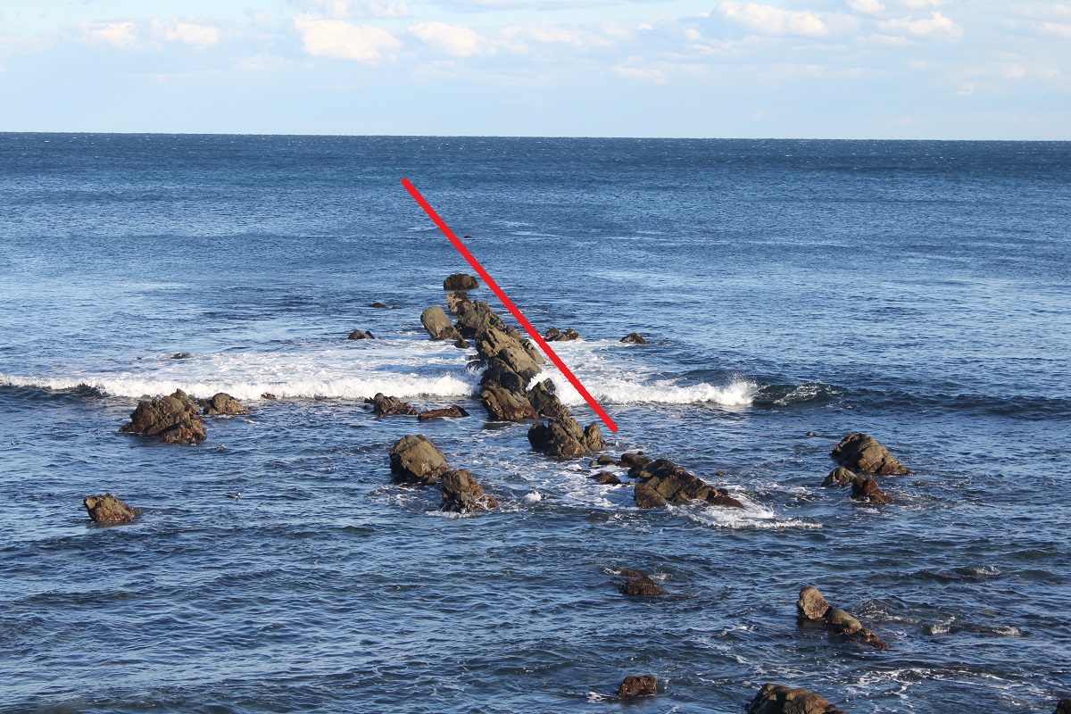 ここだけ逆の南向きに傾斜した「逆列岩」