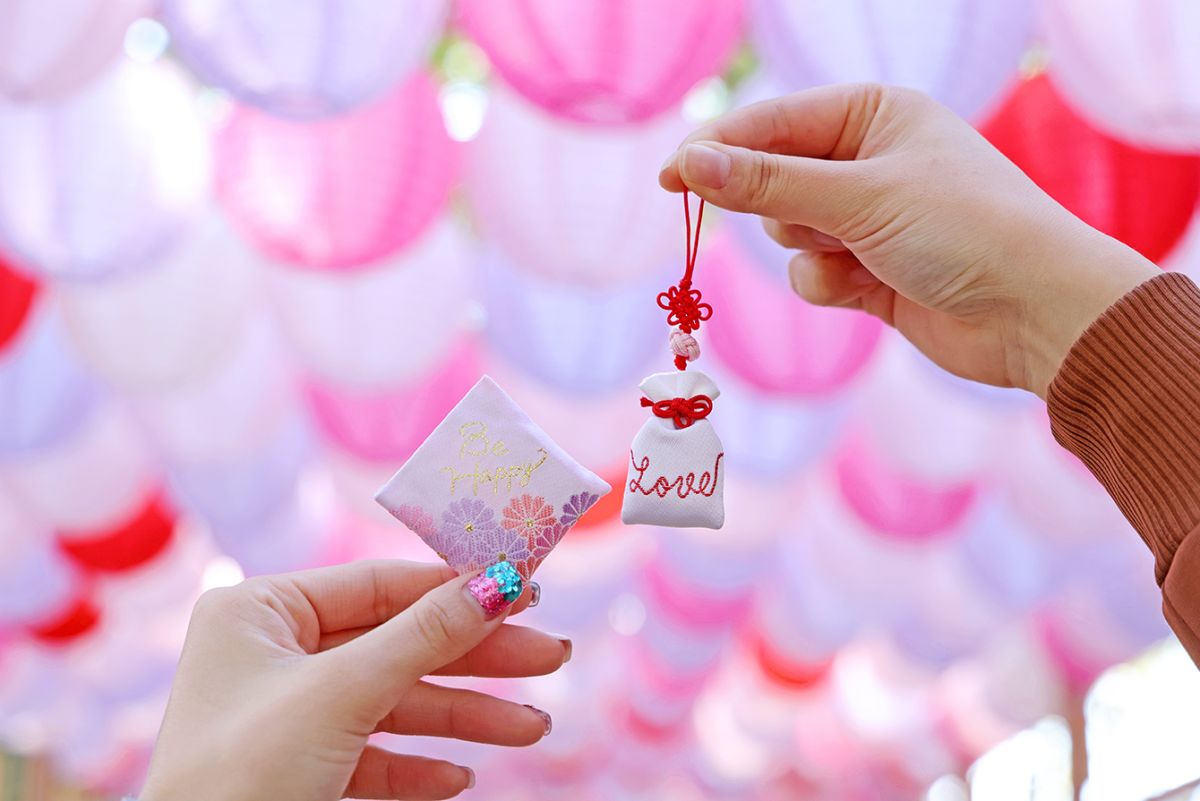 「しあわせ守」（左）と「縁結び守」（右）各800円