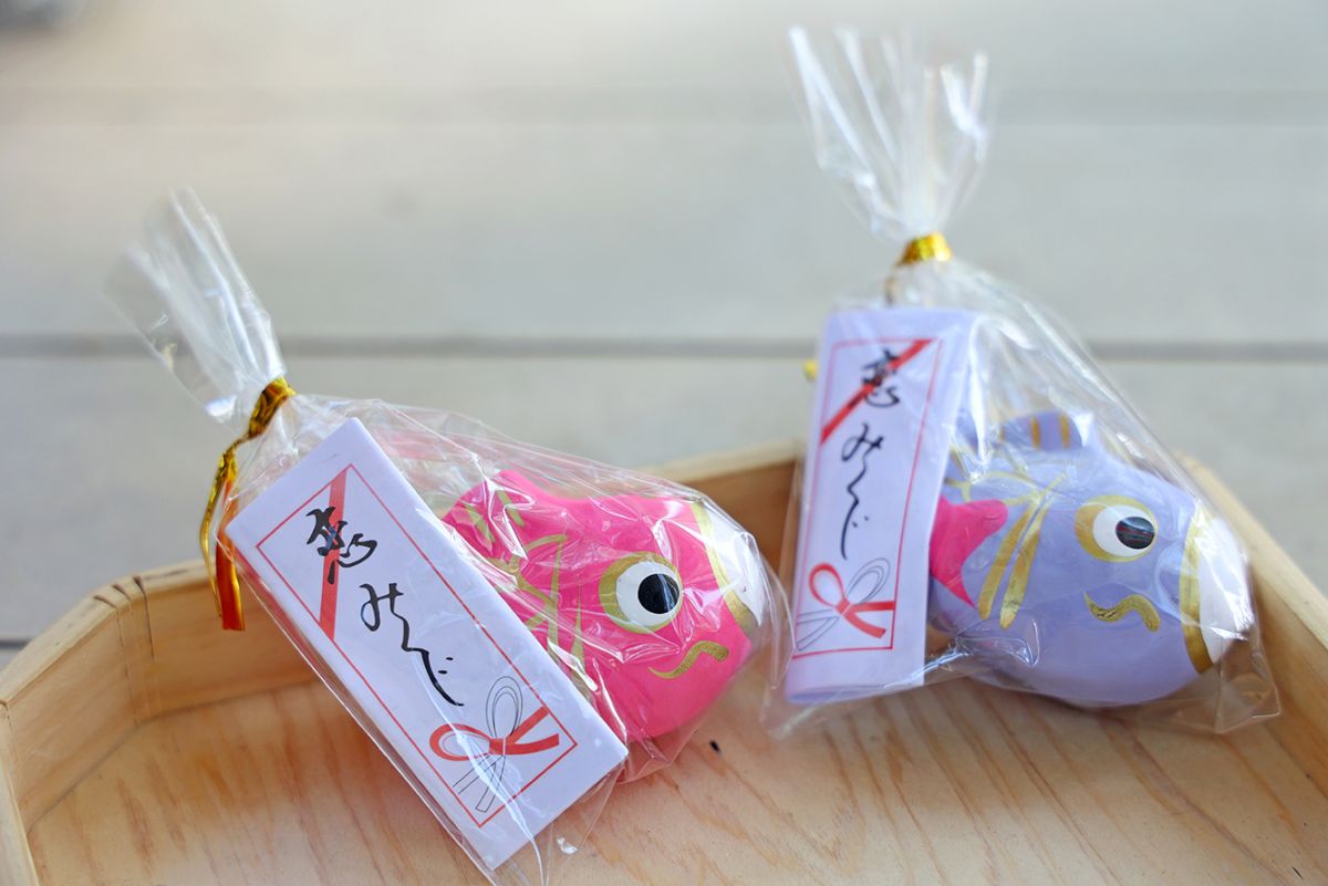 「恋鯉みくじ」（300円）