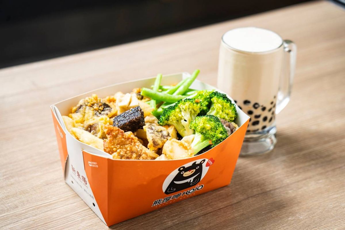 『熊厚呷』の揚げ物AセットNT$200と『麥記燒臘』のタピオカミルクティーNT$50 