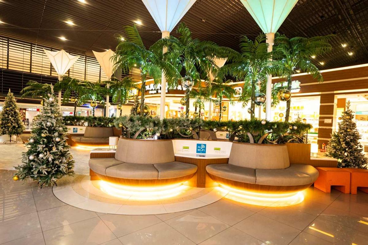 T1出発ロビーにある円型ソファー。制限エリア外は、感染防止対策のためか以前と比べソファーが少ない印象