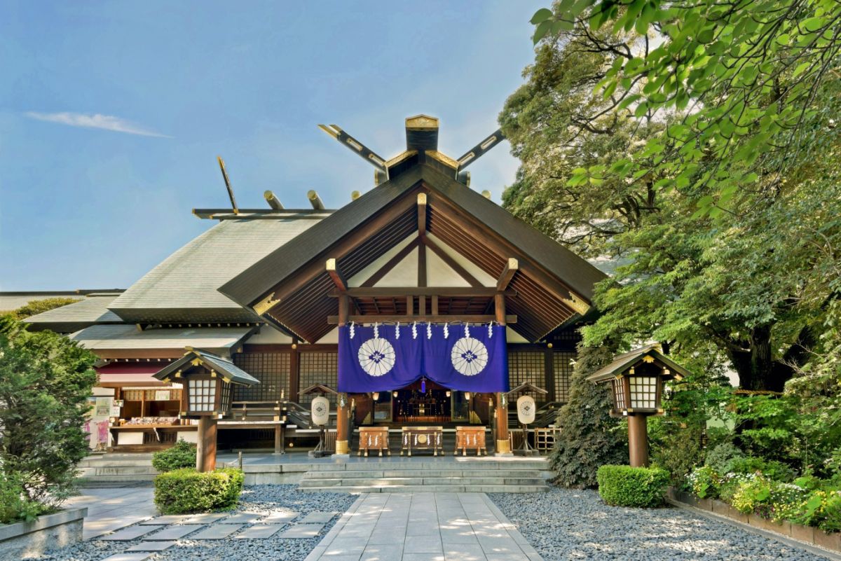 豊かな緑に囲まれた境内には季節ごとに花が咲き、心和む空間(写真提供:東京大神宮)