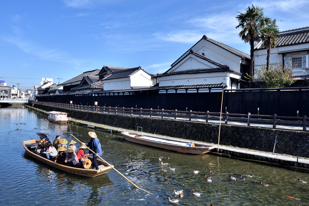 栃木市の街中を流れる巴波川（うずまがわ）をゆく蔵の街遊覧船