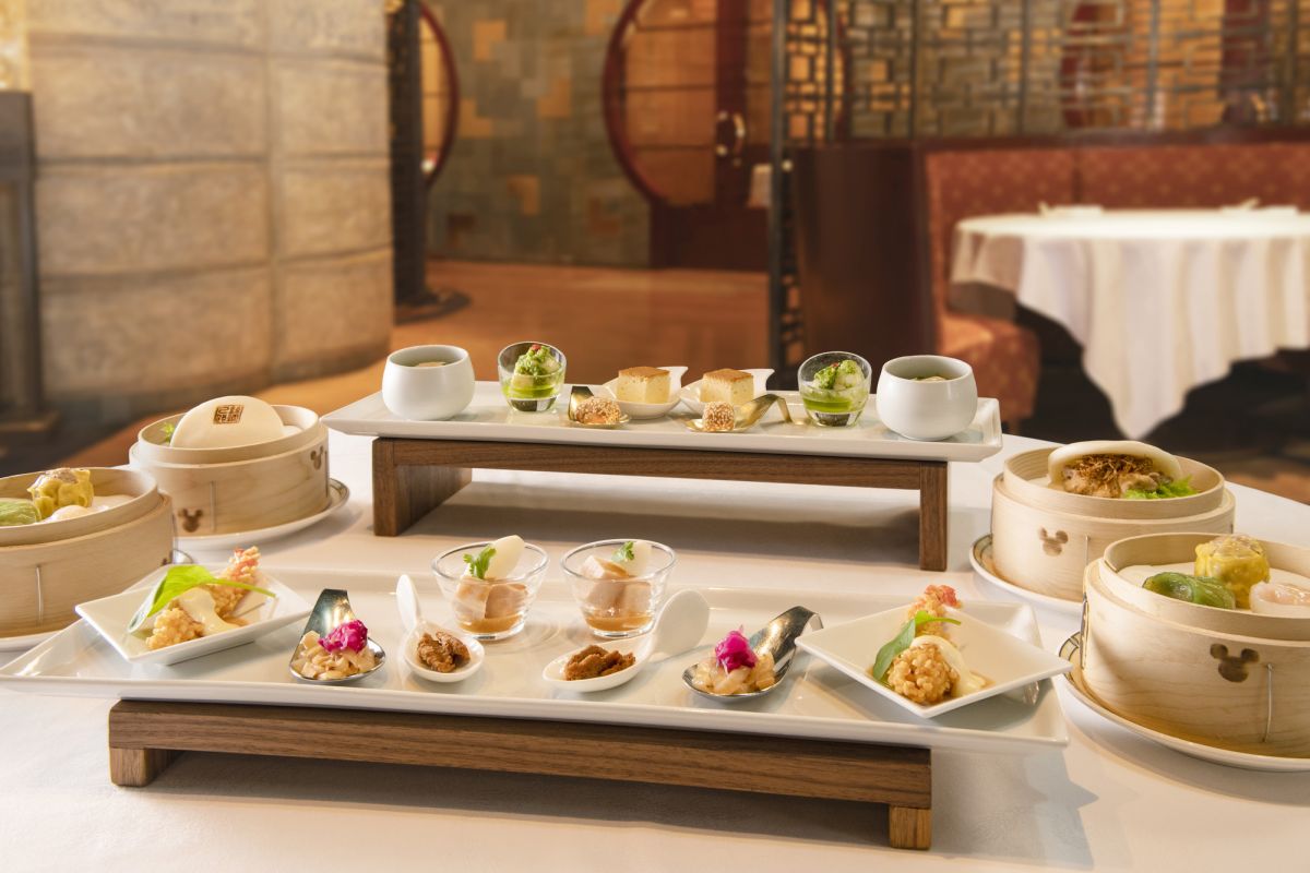 “ダッフィー＆フレンズのサークル・オブ・フレンドシップ”チャイニーズティータイム 6500 円 ※左の料理プレートは、2 名分の写真です