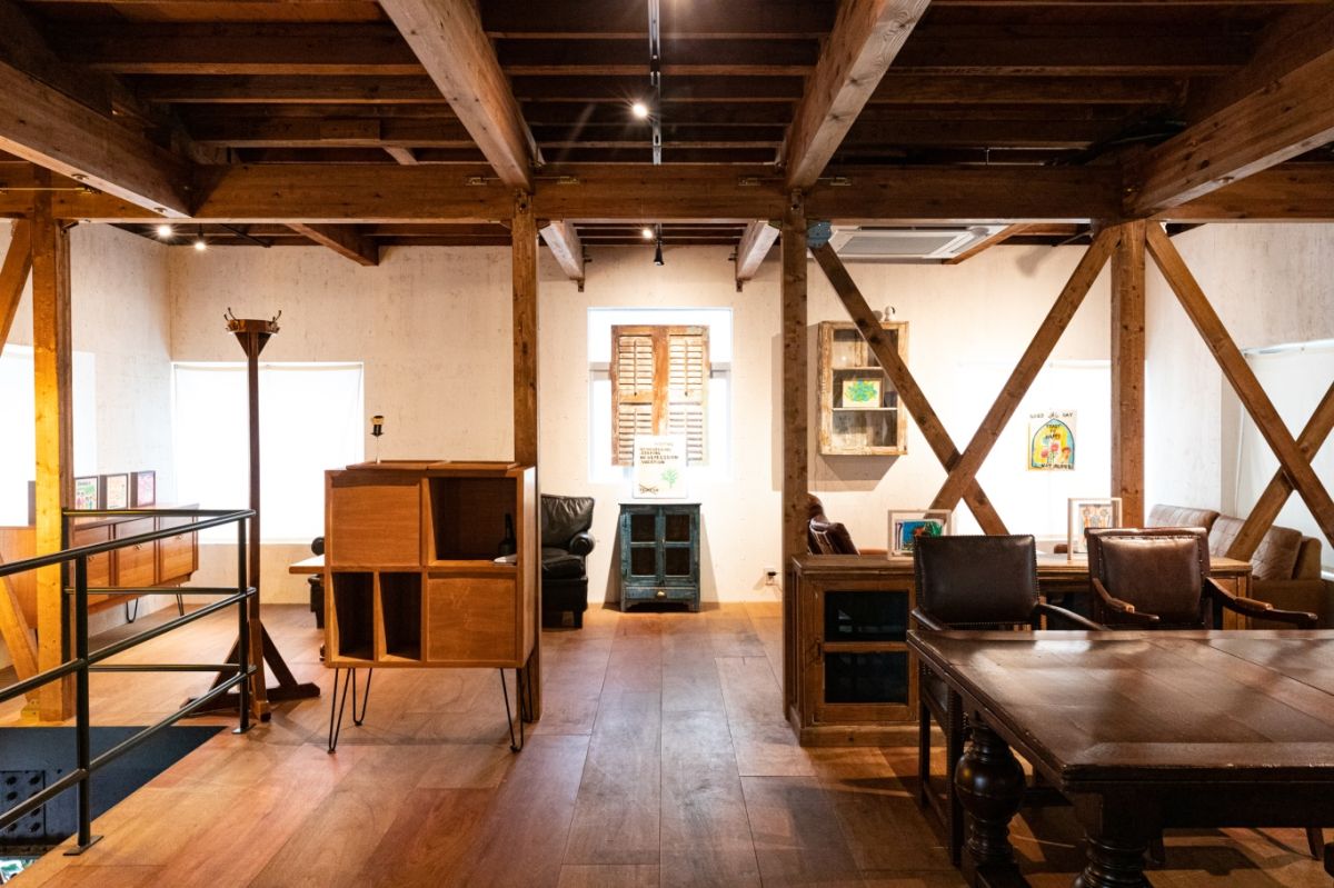 2階は天井の梁を見せることで、より開放的な空間に／ROZI coffee