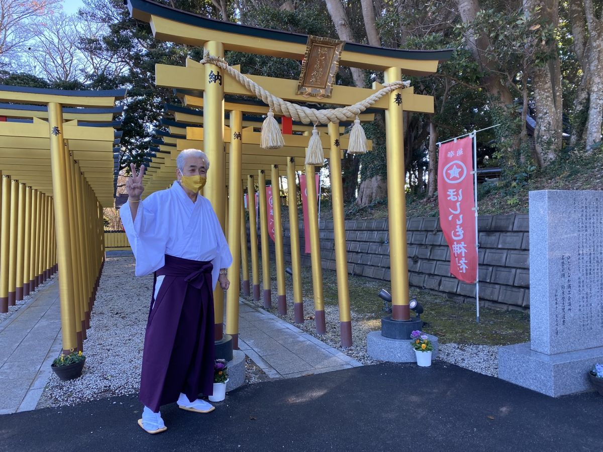 ほしいも神社と掘出神社の宮司・宮本正詞（まさのり）さん。マスクもほしいもの金でトータルコーディネート