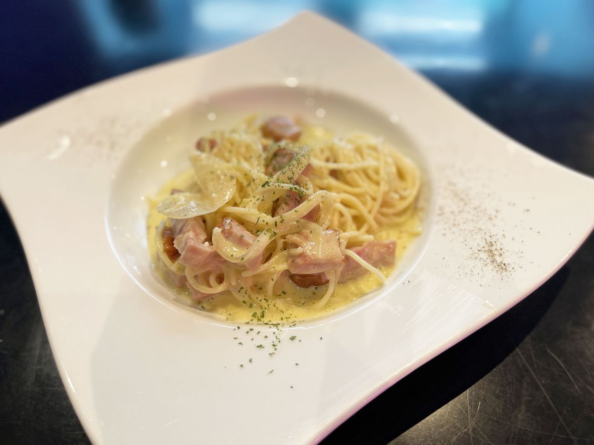 パルミジャーノレッジャーノの上で調理するカルボナーラ 1650円