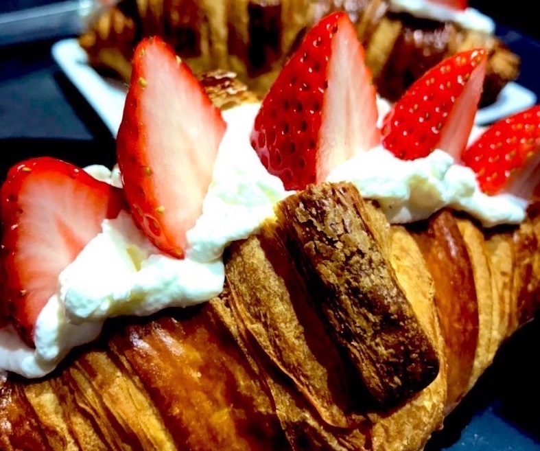 イチゴのクロワッサンサンド580円。焼きたてクロワッサンに自家製ホイップと新鮮ないちごをサンド。断面の美しさが生きてます