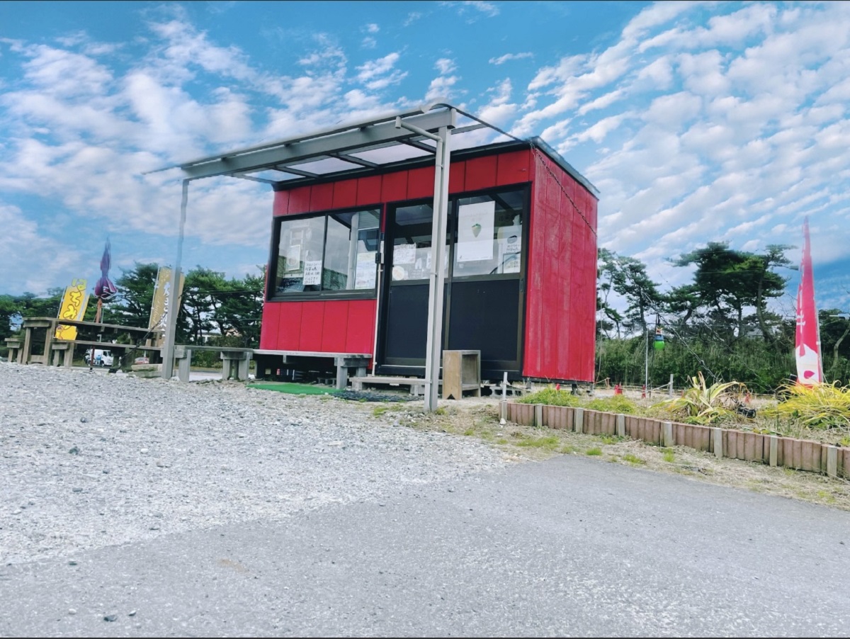 ハウスに隣接した店舗。旧北茨城消防署の裏側です