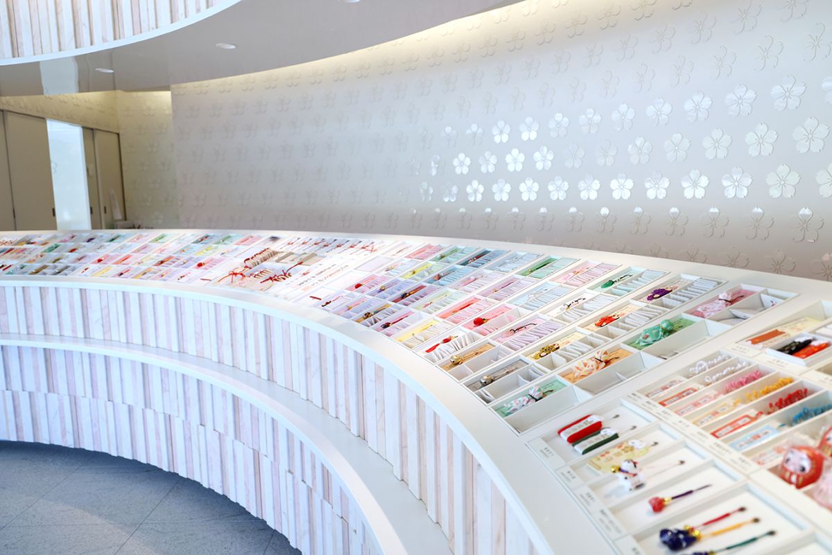 色鮮やかなお守りがズラリ