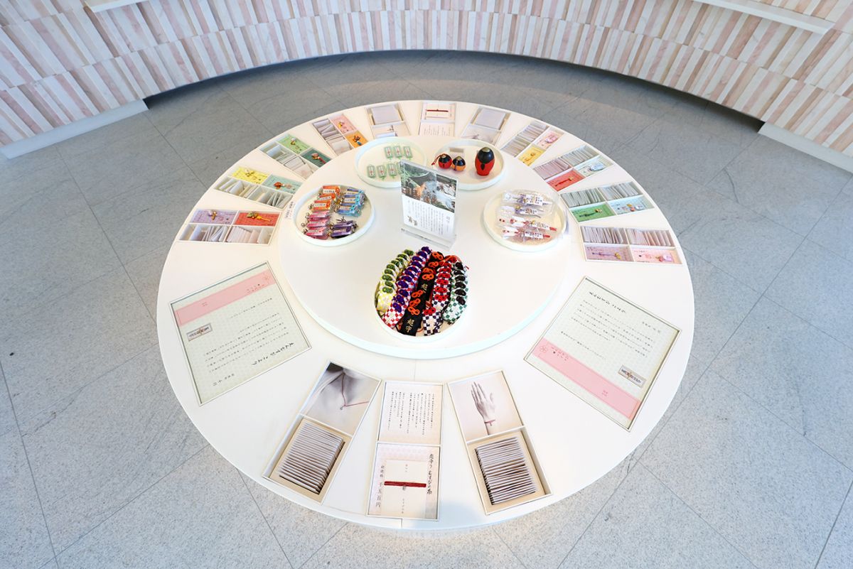 かまどをイメージした円卓