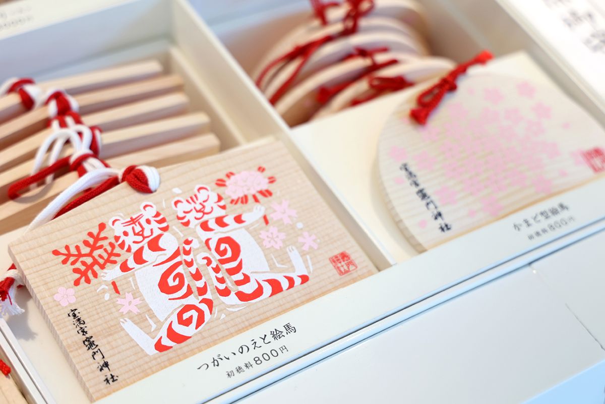 「つがいのえと絵馬」(写真左)「かまど型絵馬」（写真右）各800円