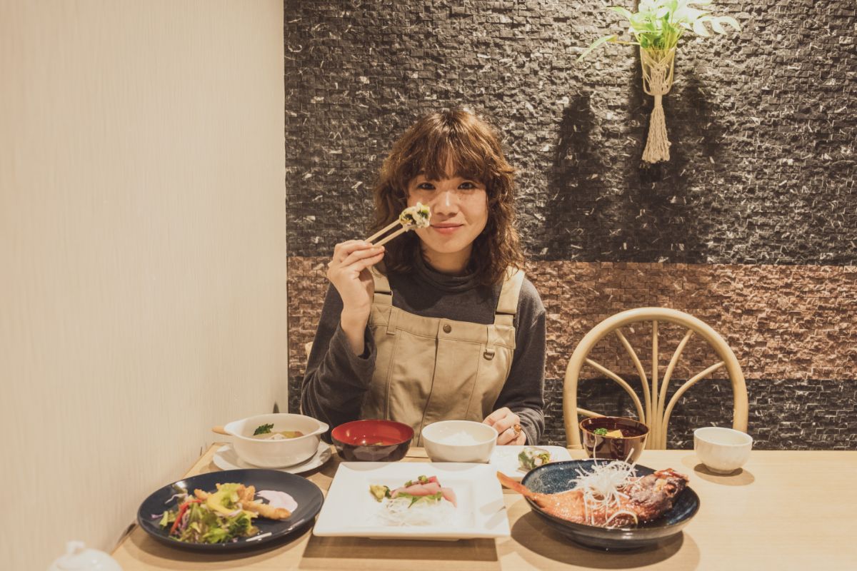 「その土地の食材を使った料理は、旅の楽しみの一つ。どの料理にも島の食材が使われていて、すごくうれしい！」