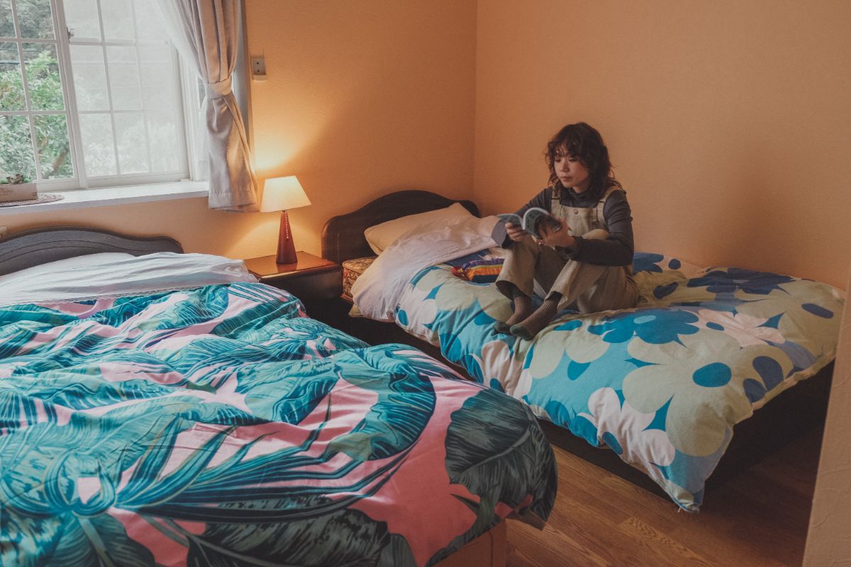 「ウッディで落ち着いた空間ながら、南国風のシーツがアクセントの客室。周辺はとても静かで、今夜はぐっすり眠れそう」