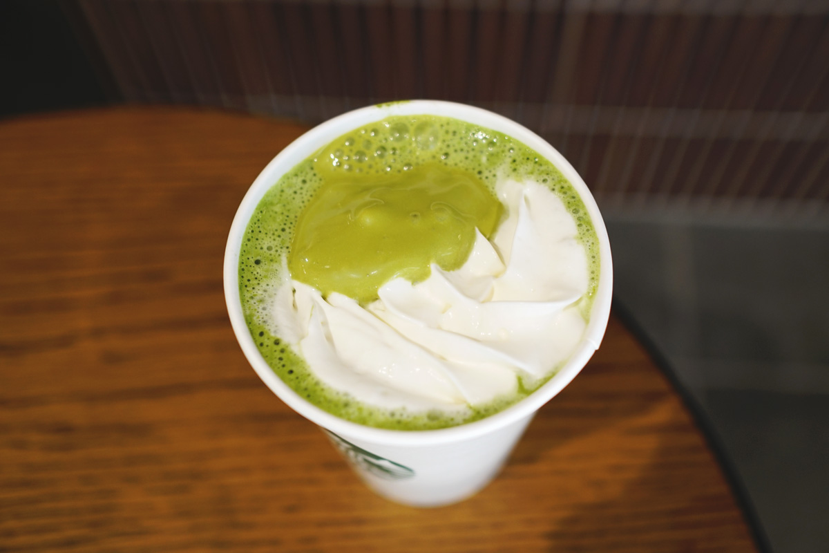 「抹茶玄米茶 ムース ティーラテ」（Hot）Short 540円 Tall 579円 Grande 624円 Venti® 668円（持ち帰り）／Short 550円 Tall 590円 Grande 635円 Venti® 680円（店内利用）