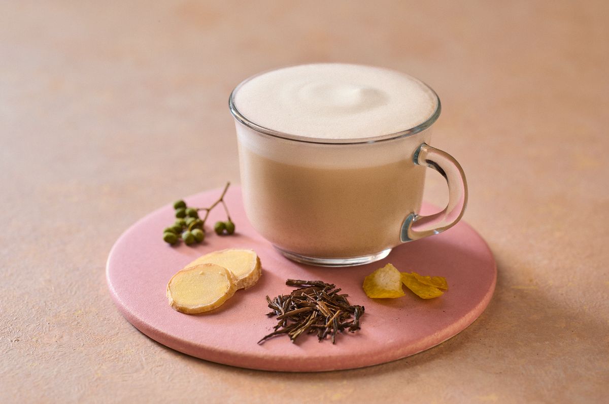 「ジャパニーズ チャイ ティー ラテ」（Hot）Short 501円 Tall 540円 Grande 584円 Venti® 628円（持ち帰り）／Short 510円 Tall 550円 Grande 595円 Venti® 640円（店内利用）