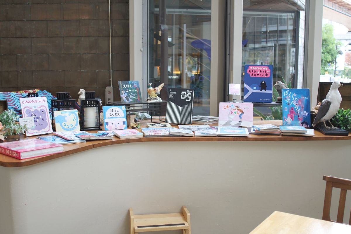 子どもたちが自由に読むことができる絵本コーナーも
