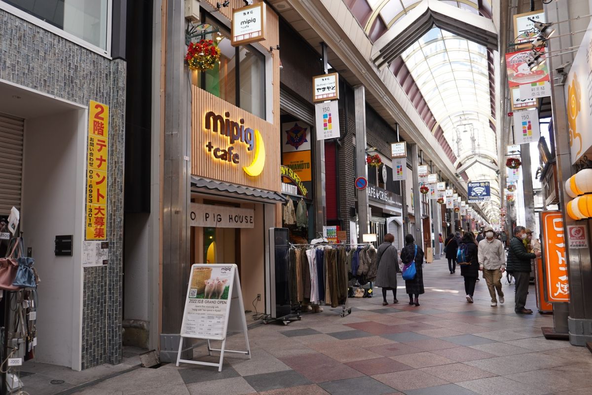 京都の新京極通りに登場!マイクロブタとふれあえる「mipig cafe」|るるぶ&more. 京都の新京極通りに登場!マイクロブタとふれあえる「mipig cafe」|るるぶ&more.