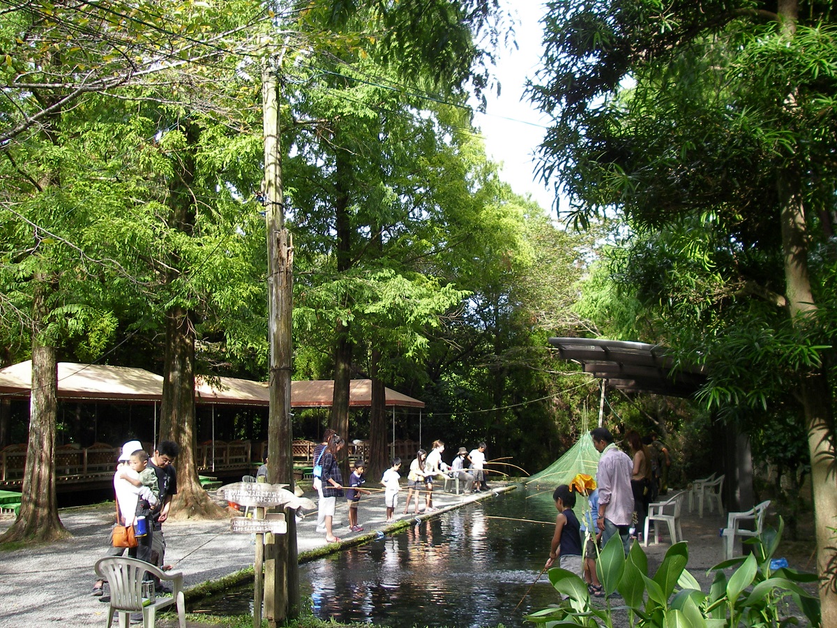 小さな子供でも楽しめる、屋根付きの釣り堀