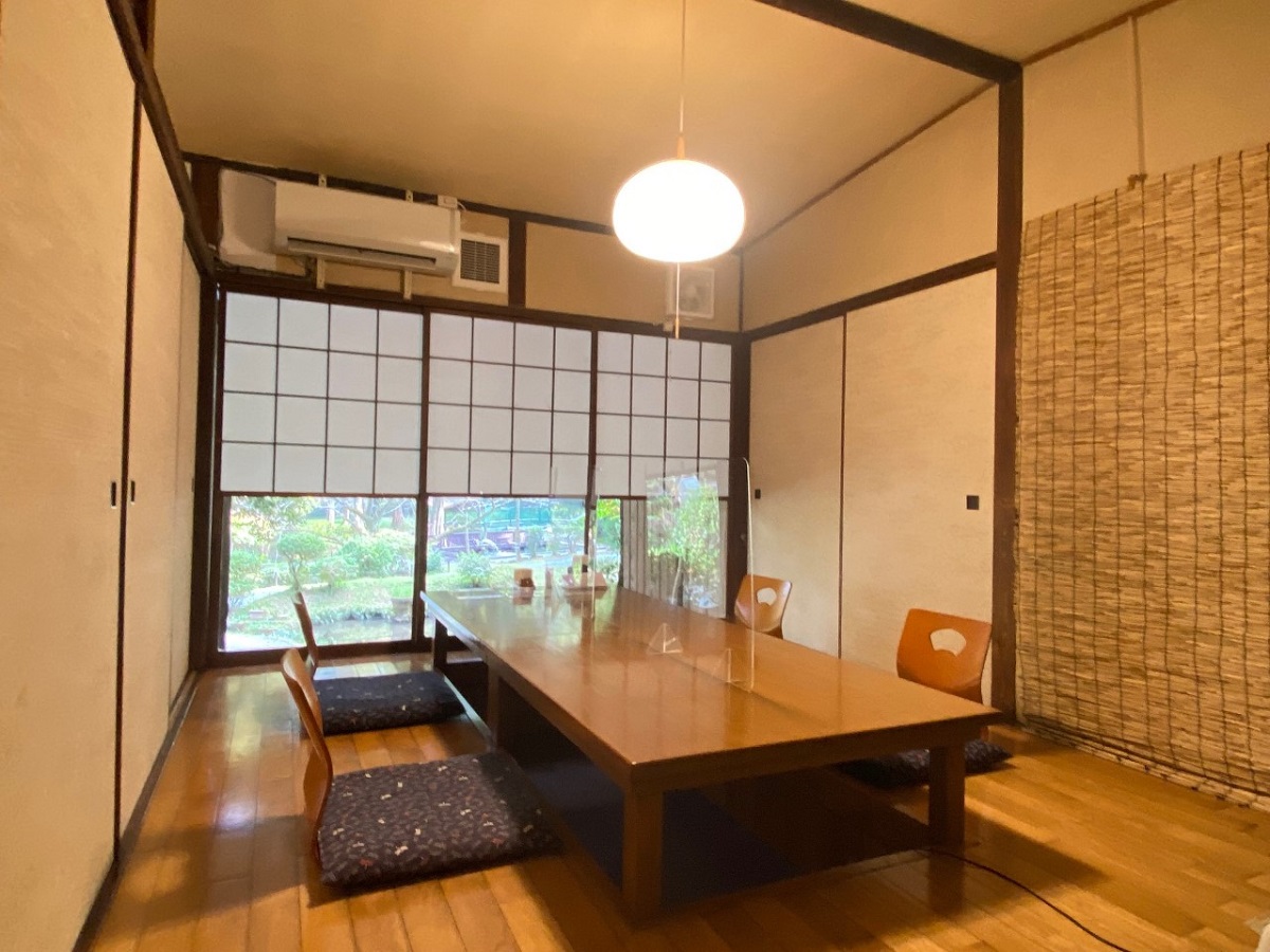 お庭の風景を楽しめる掘りごたつタイプの個室