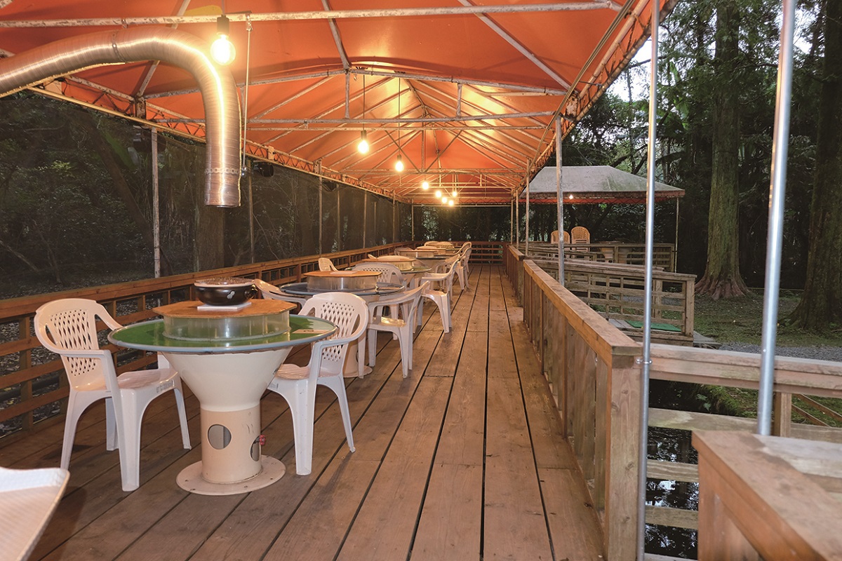 テラス席でそうめん流しやバーベキューを楽しめる「炭焼きガーデン」