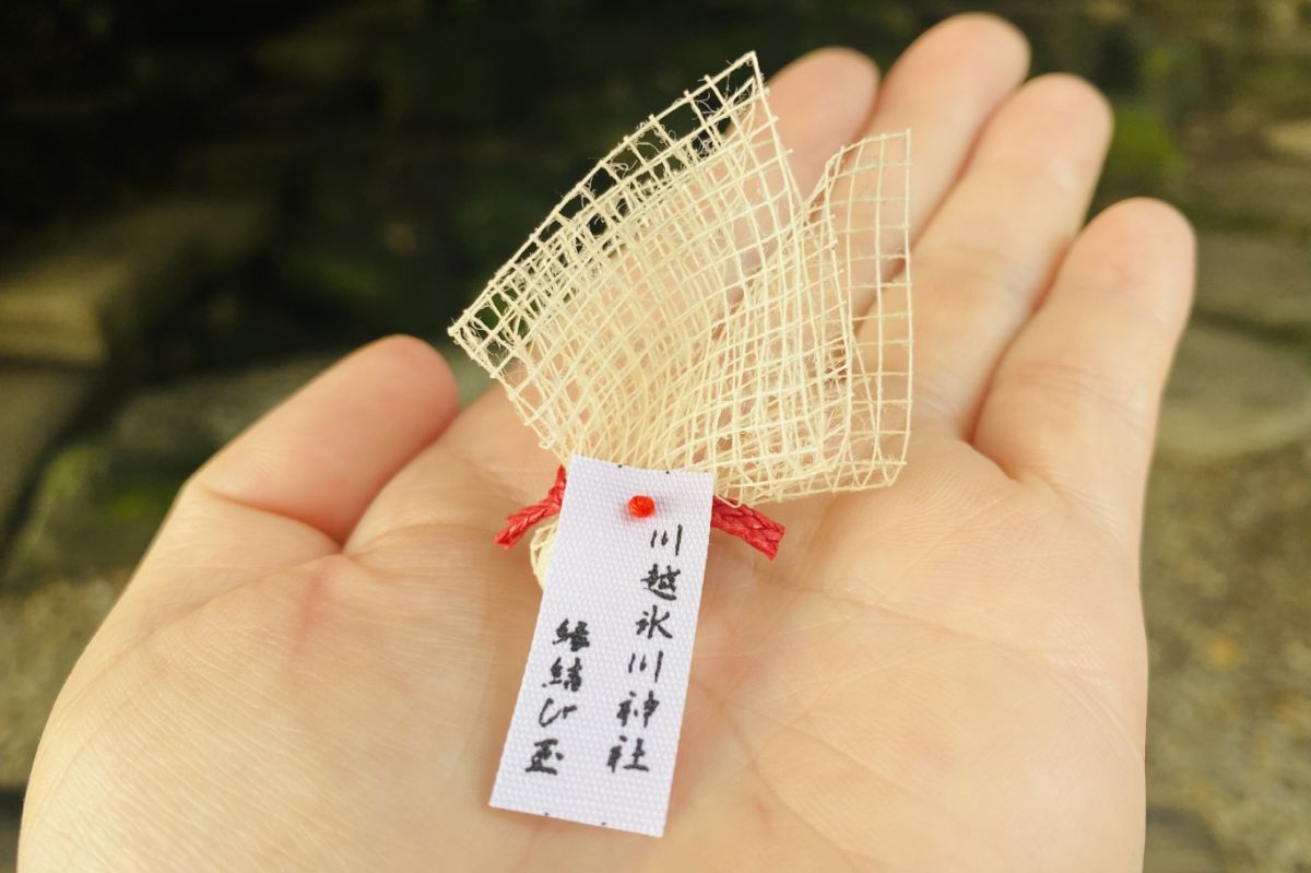 毎朝神職がお祓いをして奉製している「縁結び玉」