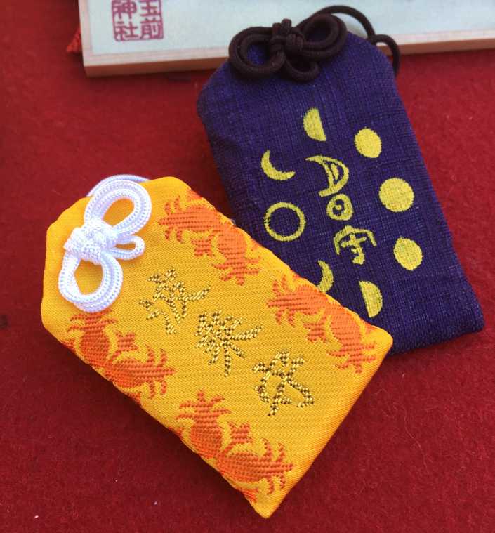 （手前）「波乗守」、（奥）「月日守り」各1100円